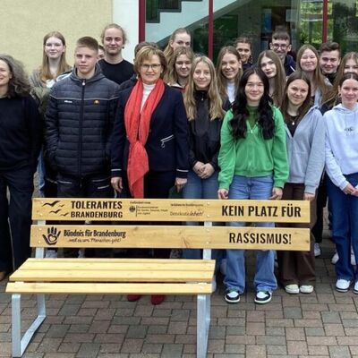 Bild vergr&ouml;&szlig;ern: Bank „Kein Platz für Rassismus“